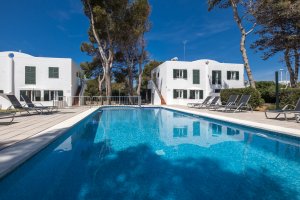 Piscina de los Apartamentos Llebeig en Santandría, Menorca