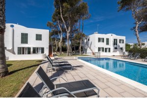 Piscina y solarium de los apartamentos en Santandría