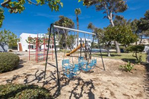 Zona de juegos infantiles de los apartamentos