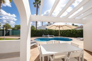 Vistas de la piscina de la villa en Santandría