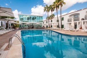 Piscina de los apartamentos Cales de Ponent en Santandría, Menorca