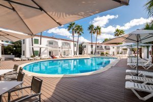 Zona de bar – cafetería con vistas al solárium-piscinas