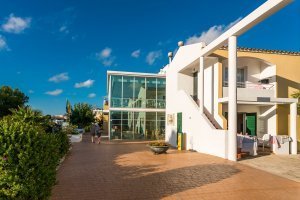 Entrada de los apartamentos en Santandría, Ciutadella de Menorca